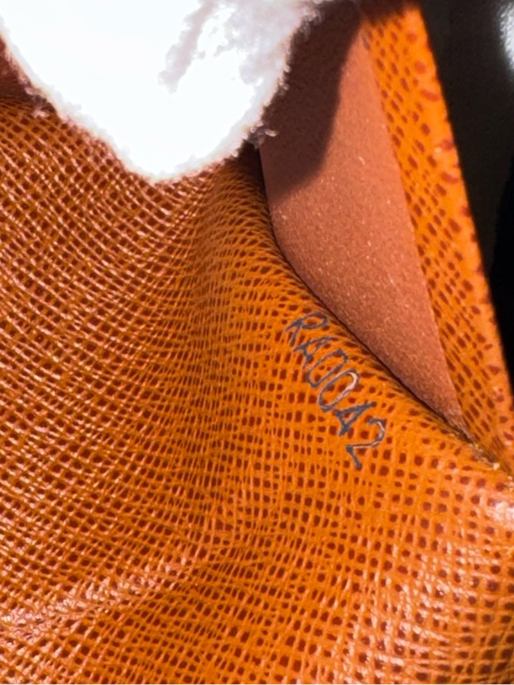 - Louis Vuitton Monogram Porte
Monnaie Billets Tresor Bifold
Wallet authentic - Picture 15 of 16